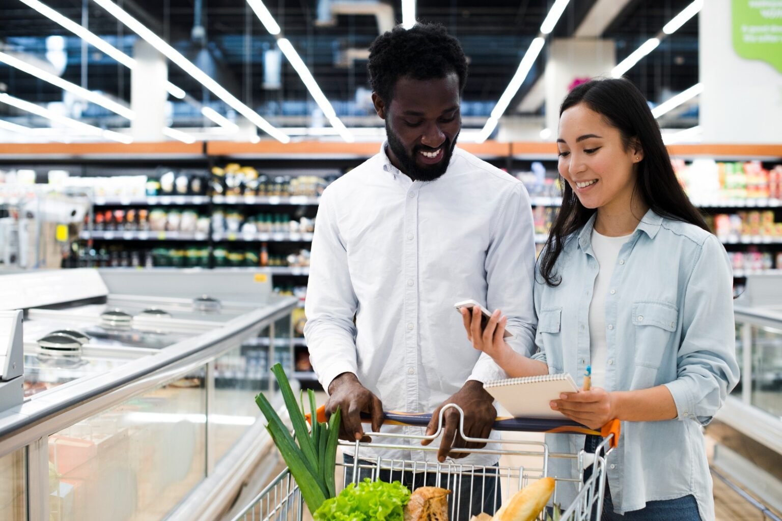 casal fazendo compras com aplicativo imagem gratuita