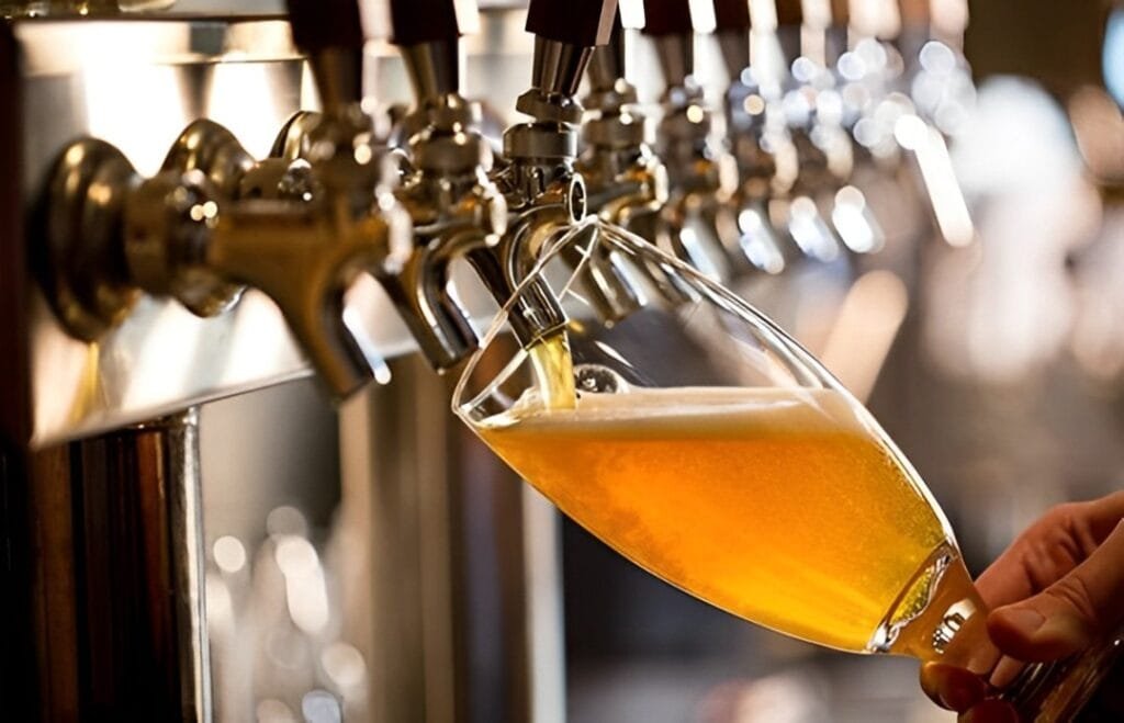 “Chope” de vinho branco vira febre na Rua 24 Horas e conquista turistas e curitibanos 🍷✨