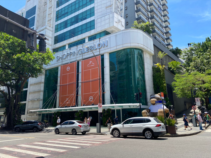 Shopping Leblon se prepara para o Rio Open com bailarinos suspensos na fachada para uma partida de tênis coreografada 