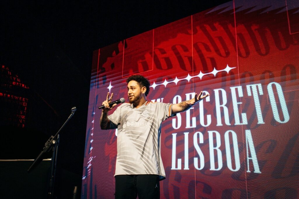 Gio Lisboa anuncia nova era com “Fora da Plateia”: O espetáculo-série que vai revolucionar a comédia