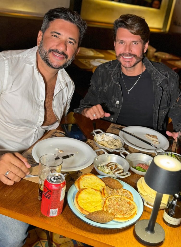 Valentine´s Day: Franklin David curte data ao lado de seu noivo em restaurante árabe 1 Valentine´s Day: Franklin David curte data ao lado de seu noivo em restaurante árabe
