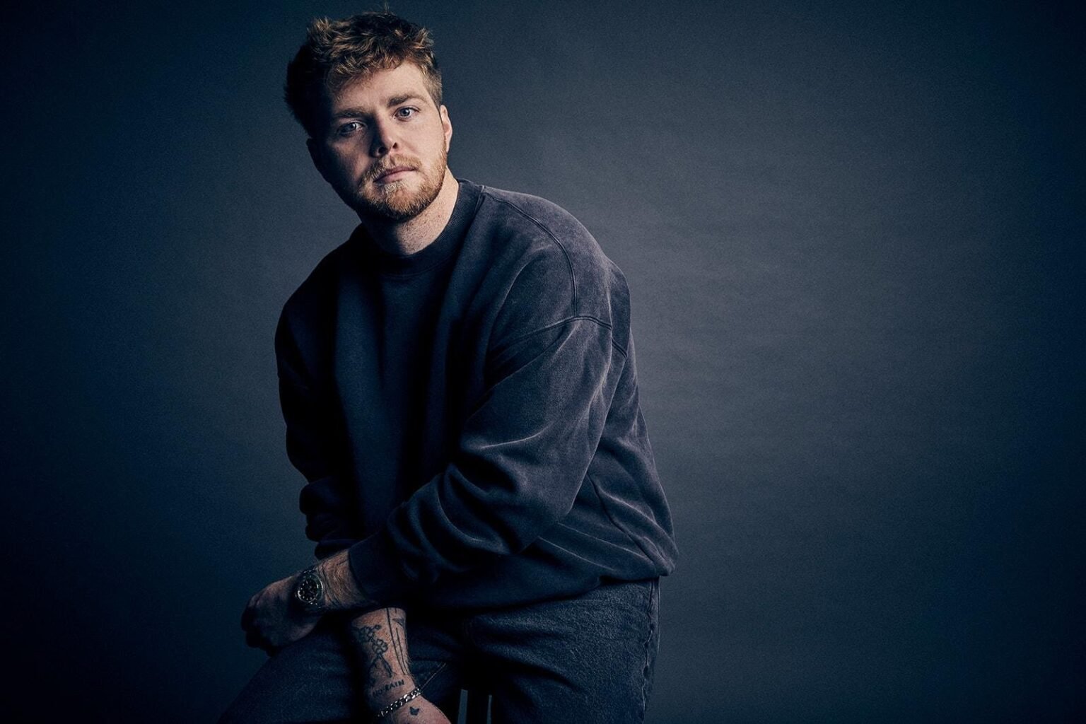 Alex Warren lança o single romântico “Ordinary” Foto: Divulgação