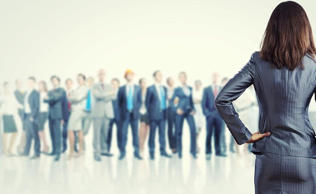 Mulheres no comando: como liderar sem carregar peso excessivo