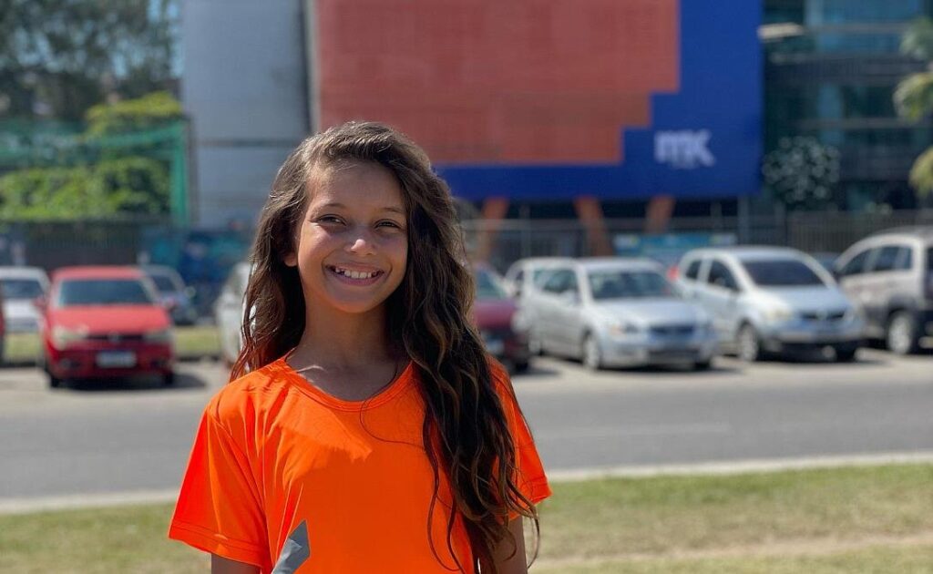 Nova fase! Modelo mirim, Safira Galdino chega ao Recreio (RJ) e escolhe seu novo colégio