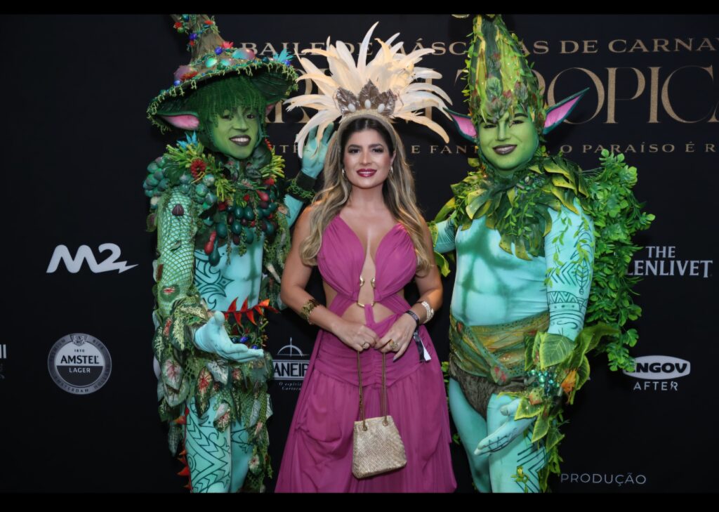 Claudia Melo assina o Livro de Ouro no Baile de Máscaras do Fairmont