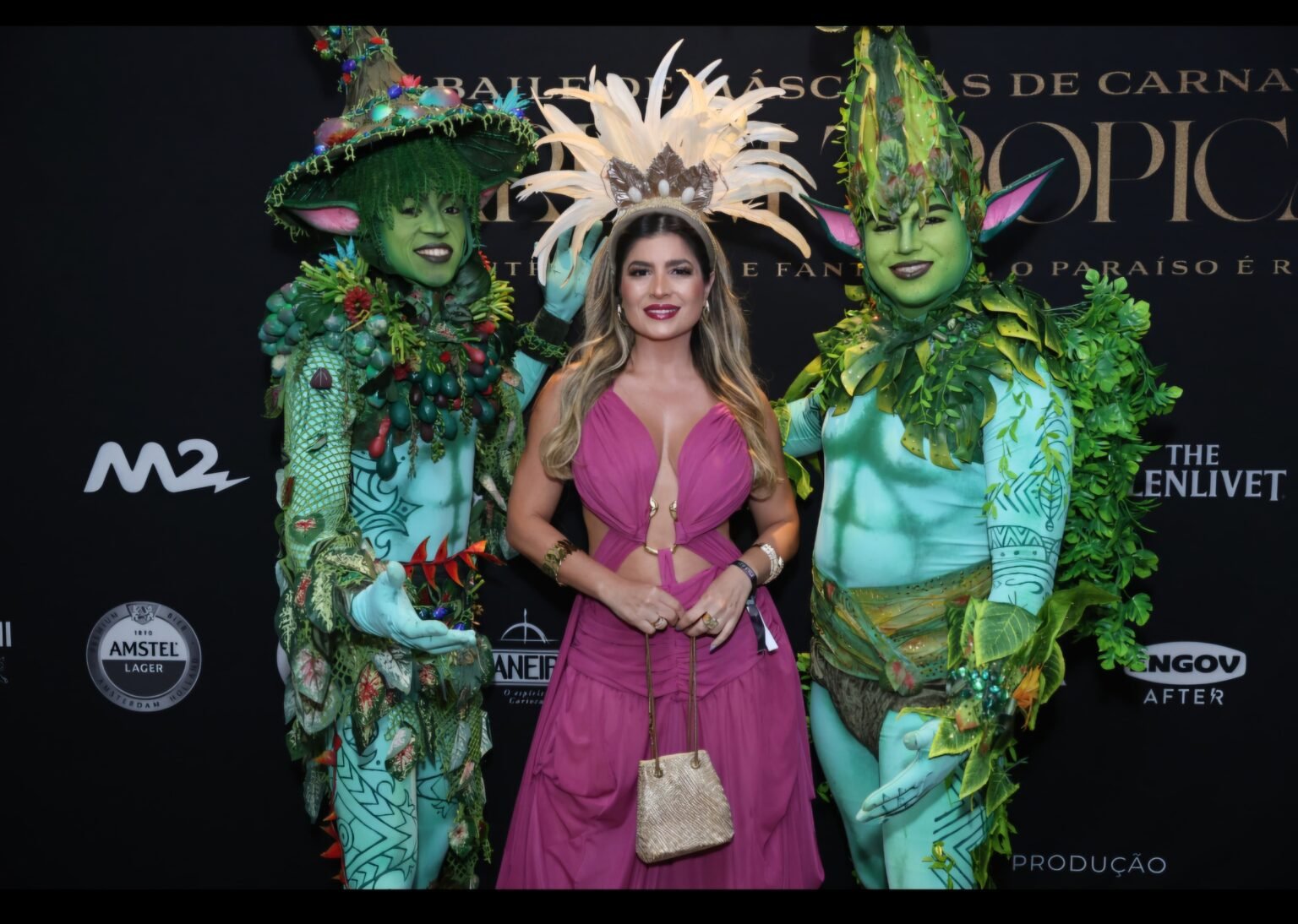 Claudia Melo assina o Livro de Ouro no Baile de Máscaras do Fairmont Claudia Melo foto Daniel pinheiroScreenshot 20250309 095947 WhatsApp