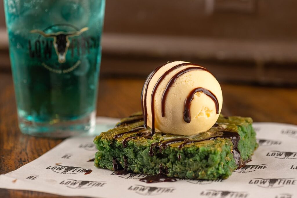 Low Fire celebra St. Patrick’s Day com combo especial e experiência temática
