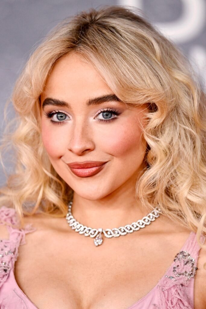 Sabrina Carpenter brilha com joias Bvlgari de Alta Joalheria no BRIT Awards 2025