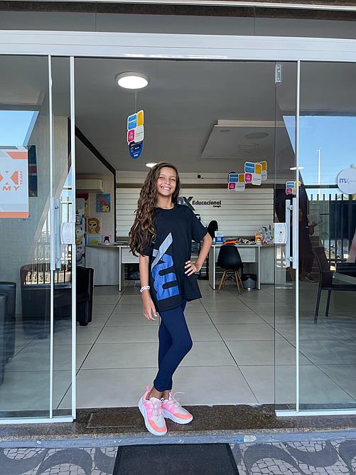 Nova fase! Modelo mirim, Safira Galdino chega ao Recreio (RJ) e escolhe seu novo colégio