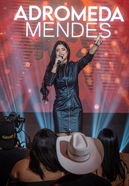 Adromeda Mendes: A Voz do Sertanejo que Encanta Goiânia