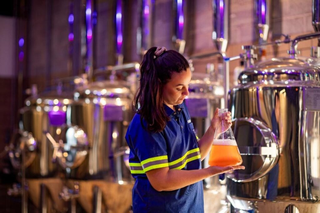 Protagonismo feminino: Ambev marca o Dia Internacional da Mulher com 3 mil bolsas de estudo para ingresso no meio cervejeiro