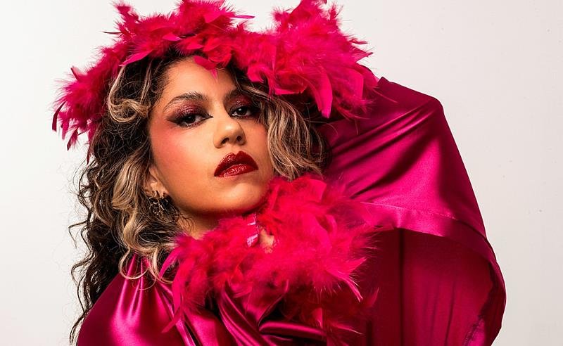 Marcela Lucatelli lança Coisa Má: disco de pop ritualístico com colaborações de Kiko Dinucci e Romulo Fróes