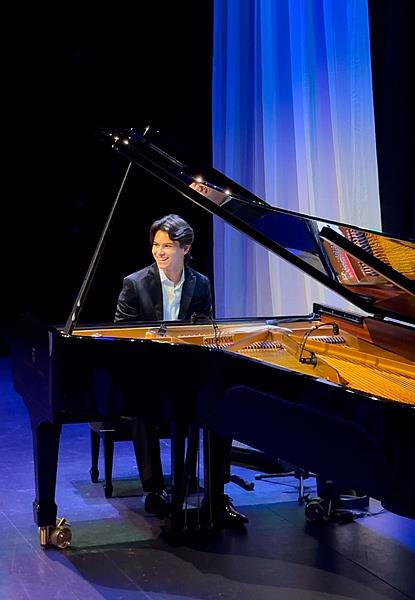 Louis Martins: O Jovem Talento Brasileiro de 16 Anos que Conquista o Cenário Musical e Acadêmico