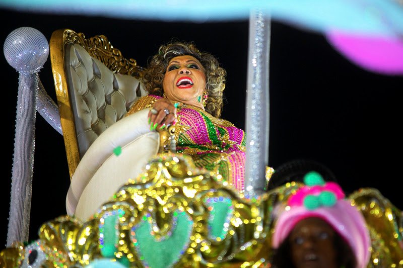 Alcione e Iza se encontram no palco da Farmasi Arena