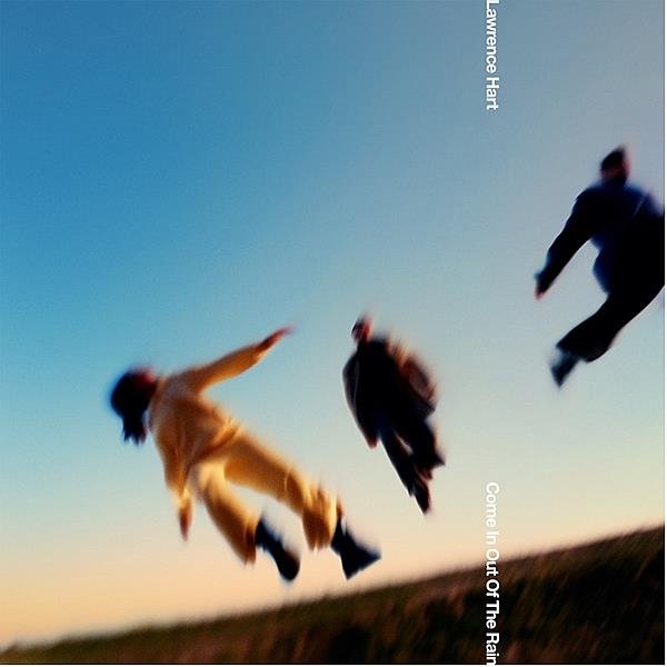 Lawrence Hart lança hoje seu aguardado álbum de estreia “Come In Out of the Rain”