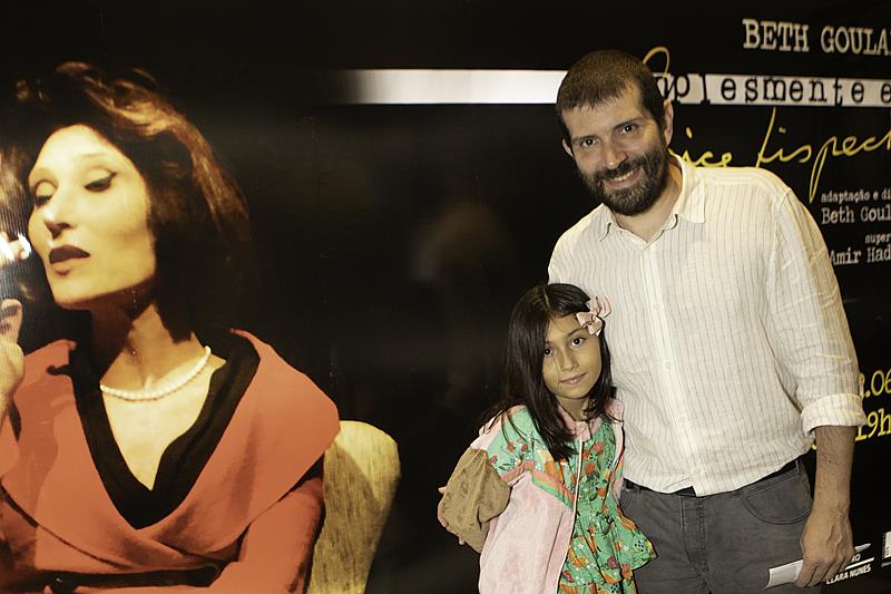 Neste fim de semana, Beth Goulart ganha carinho do filho e da neta na estreia de “Simplesmente Eu, Clarice Lispector” no Teatro Clara Nunes, RJ