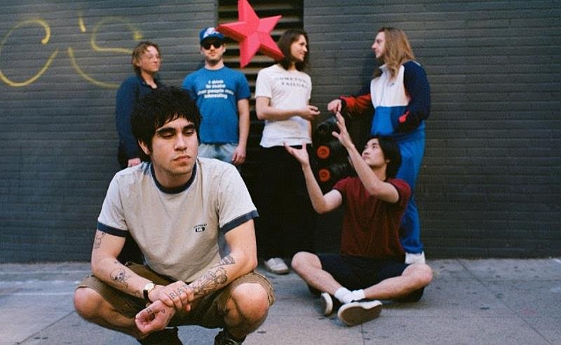O sexteto de Los Angeles The Sophs revela o single “SWEAT”
