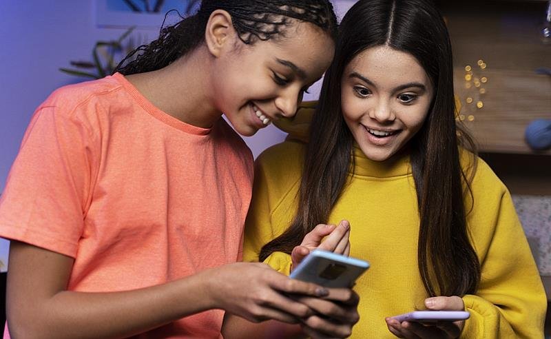 Smartphones não são o problema: é a cultura digital que adoece nossos jovens, alerta pesquisadora da FGV