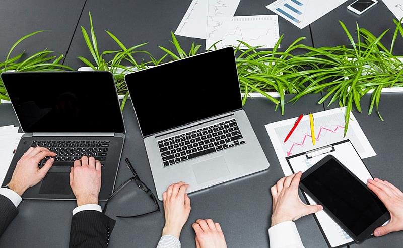 Pesquisa revela que startups e multinacionais priorizam notebooks de última geração para equipes mais produtivas