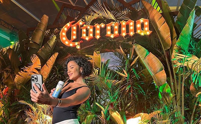 Maria de Fátima marcou presença na área exclusiva de Corona no Todo Mundo no Rio