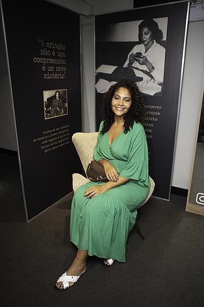 Neste fim de semana, Beth Goulart ganha carinho do filho e da neta na estreia de “Simplesmente Eu, Clarice Lispector” no Teatro Clara Nunes, RJ