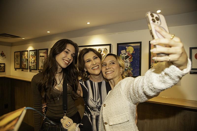 Neste fim de semana, Beth Goulart ganha carinho do filho e da neta na estreia de “Simplesmente Eu, Clarice Lispector” no Teatro Clara Nunes, RJ