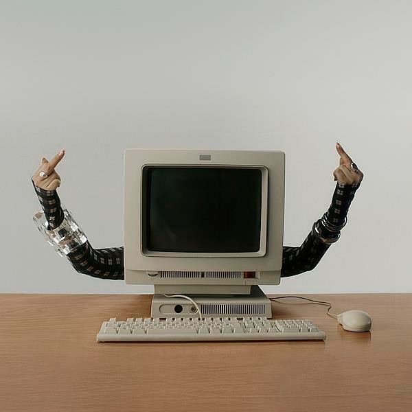 Ella Eyre lança o novo single “High On The Internet” (feat. Jay Prince)