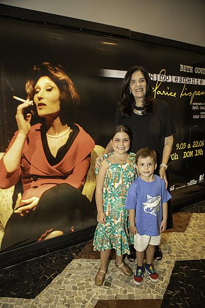 Neste fim de semana, Beth Goulart ganha carinho do filho e da neta na estreia de “Simplesmente Eu, Clarice Lispector” no Teatro Clara Nunes, RJ