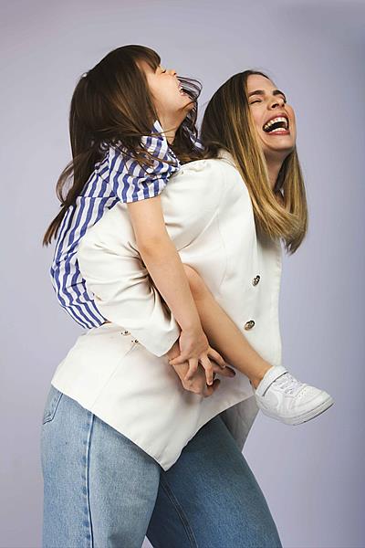 Editorial de moda celebra o amor entre mães e filhos através da moda