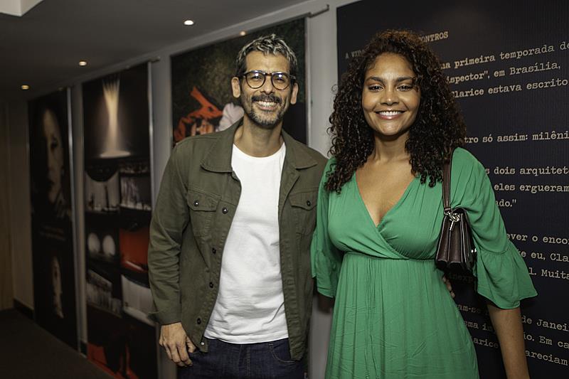 Neste fim de semana, Beth Goulart ganha carinho do filho e da neta na estreia de “Simplesmente Eu, Clarice Lispector” no Teatro Clara Nunes, RJ