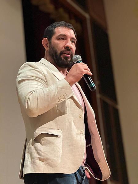 Chileno Gómez: filósofo, psicanalista e autor best-seller que une sabedoria e paternidade em prol da educação