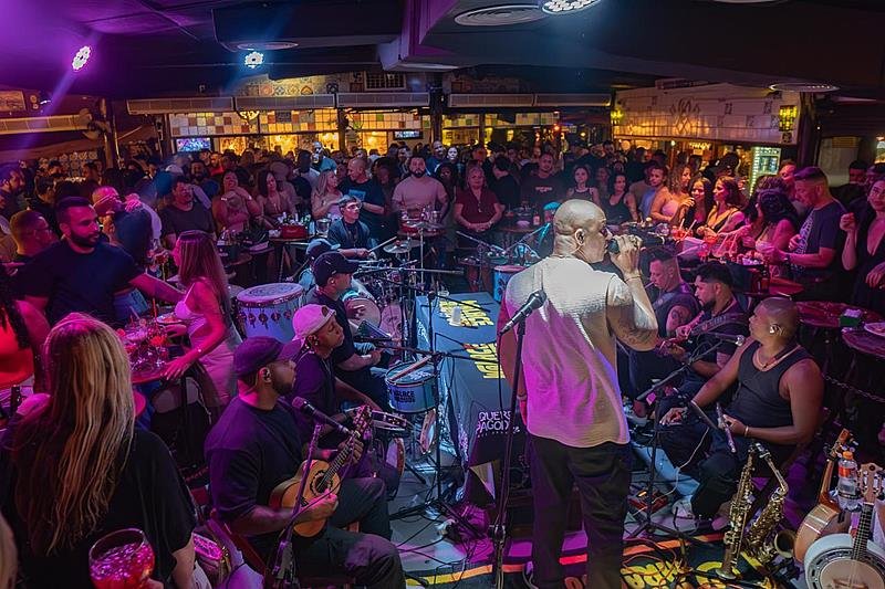 Walace Araújo comanda o point de sexta feira na cidade de Niterói-RJ