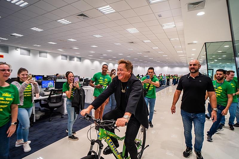 Luciano Hang recebe cantor Leonardo e esposa Poliana em Brusque