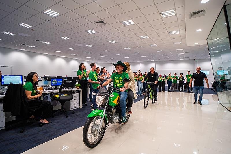 Luciano Hang recebe cantor Leonardo e esposa Poliana em Brusque
