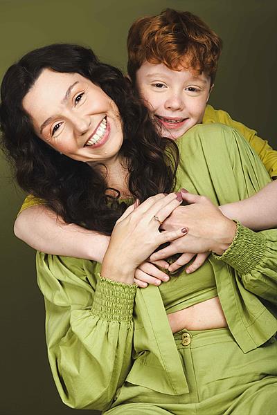 Editorial de moda celebra o amor entre mães e filhos através da moda
