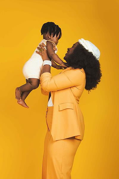 Editorial de moda celebra o amor entre mães e filhos através da moda