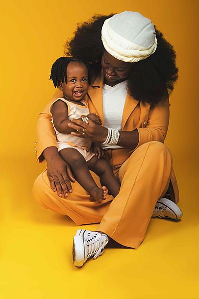 Editorial de moda celebra o amor entre mães e filhos através da moda