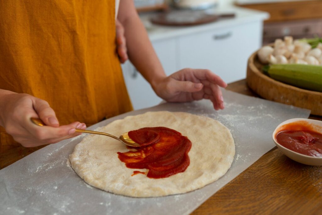Como fazer a pizza perfeita em casa: dicas de massa, molho e sabores
