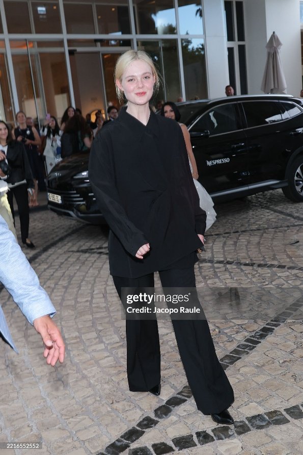 Elle Fanning aposta em look Calvin Klein em Cannes 1 Elle Fanning aposta em look Calvin Klein em Cannes