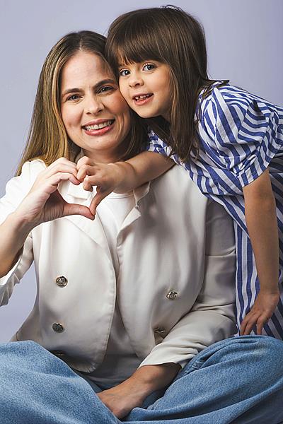 Editorial de moda celebra o amor entre mães e filhos através da moda