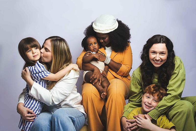 Editorial de moda celebra o amor entre mães e filhos através da moda