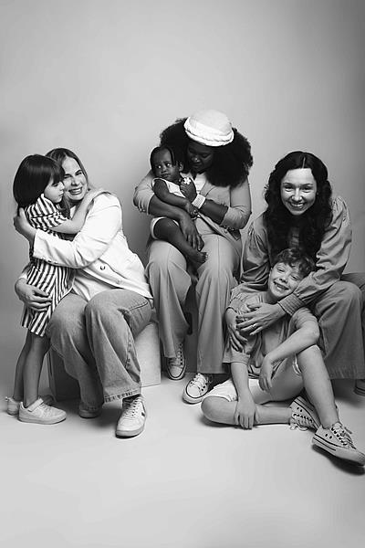 Editorial de moda celebra o amor entre mães e filhos através da moda
