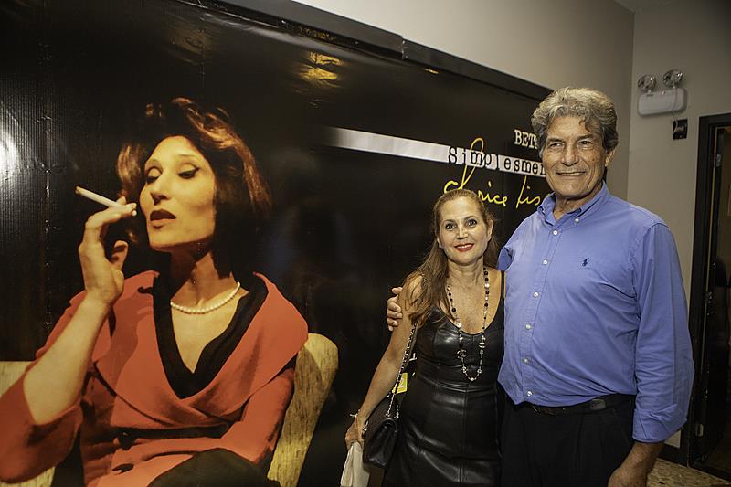 Neste fim de semana, Beth Goulart ganha carinho do filho e da neta na estreia de “Simplesmente Eu, Clarice Lispector” no Teatro Clara Nunes, RJ