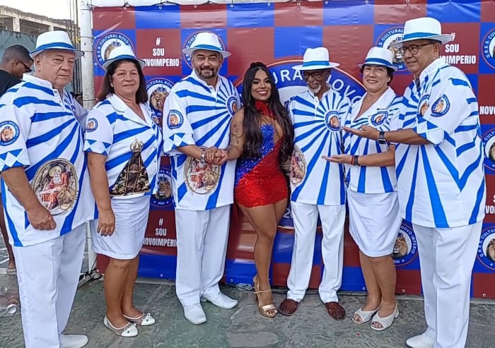 Rainha da escola, Caroline Lima marca presença na feijoada da vitória da Novo Império 2 Rainha da escola, Caroline Lima marca presença na feijoada da vitória da Novo Império