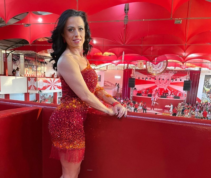 Musa da União da Ilha, Tatiana Breia curte tarde de samba na quadra da Unidos de Padre Miguel