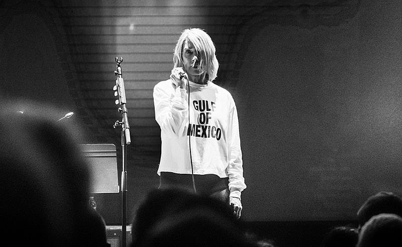 Kim Gordon reimagina “BYE BYE” com palavras censuradas pelo governo Trump