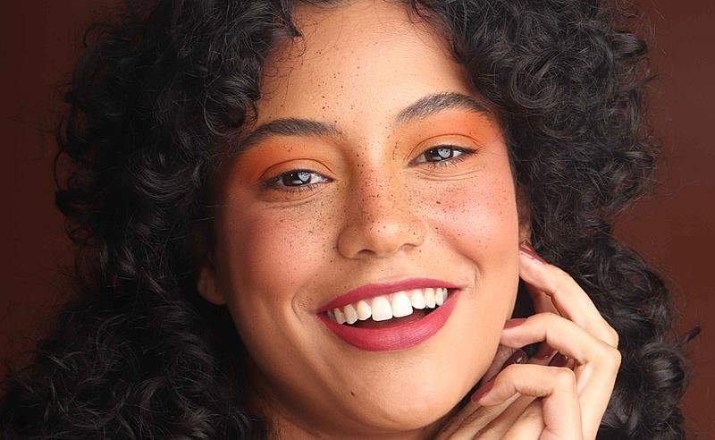 Aprenda a fazer uma maquiagem junina simples e elegante