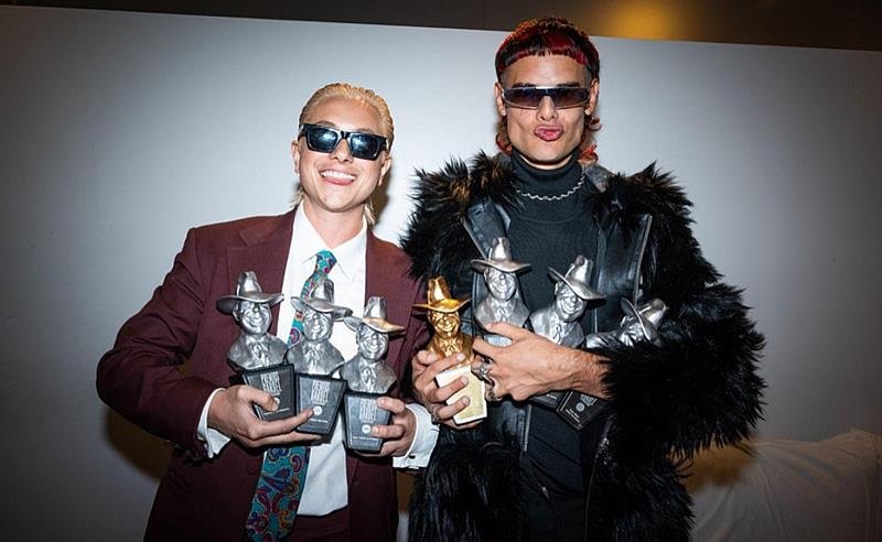 Ca7riel & Paco Amoroso têm triunfo absoluto no Prêmio Gardel: 7 troféus em uma única noite