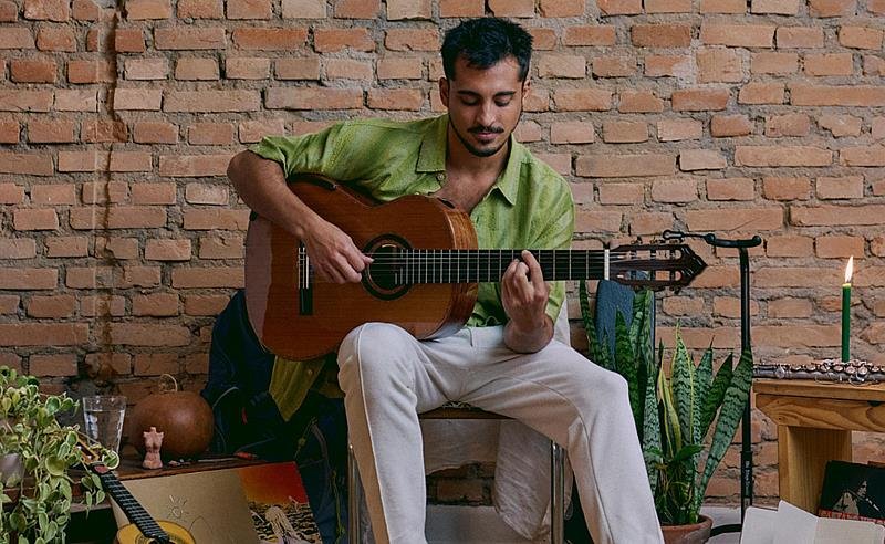 Matheus Jettar apresenta o show intimista “Diários”, em São Paulo