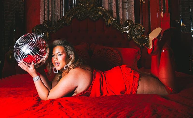 Potência pop em ascensão, Molly Grace lança hino do orgulho + clipe oficial “Heaven Sent”